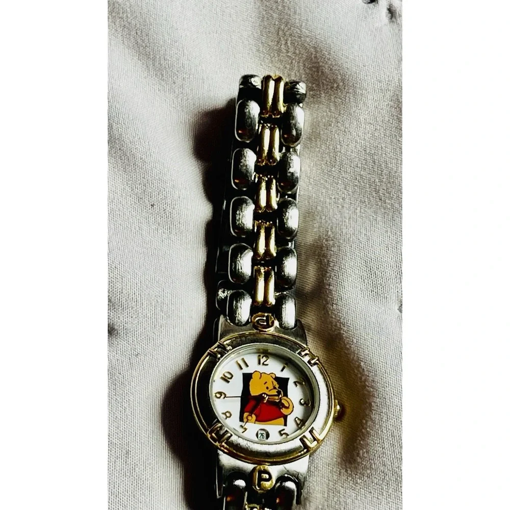 Vintage Ladies DISNEY WINNIE THE POOH Watch New Battery. Works.